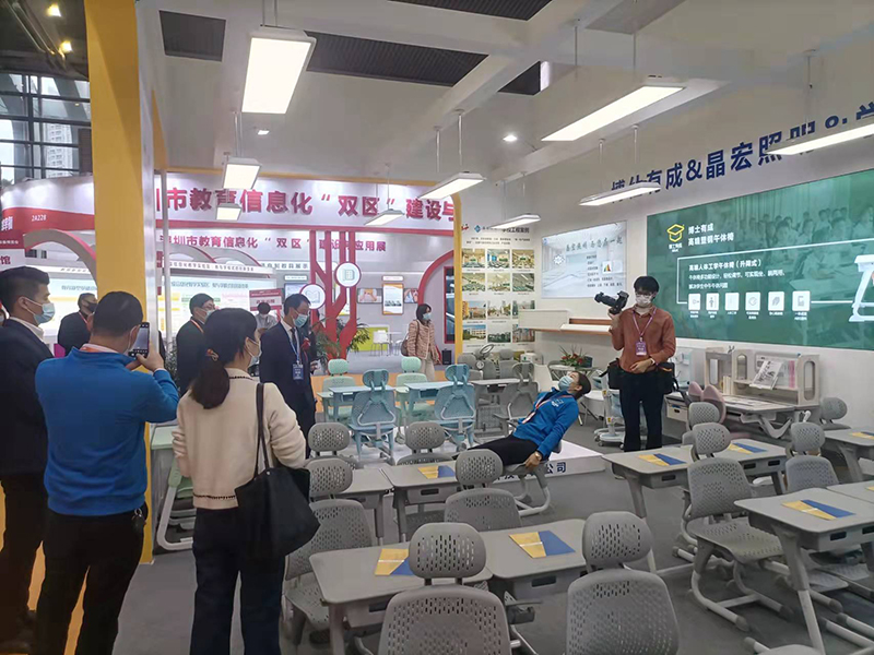 新型雙用午休課桌椅：保護視力，更關注學生睡眠
