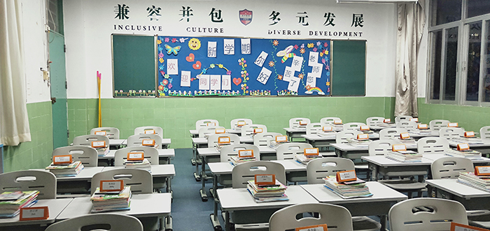 深圳市美中學校每個教師都在使用博仕有成課桌椅